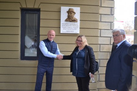 К столетию Одесского зоопарка открыли памятную доску первому директору, погасили тематическую марку и открыли новый львятник (фото)