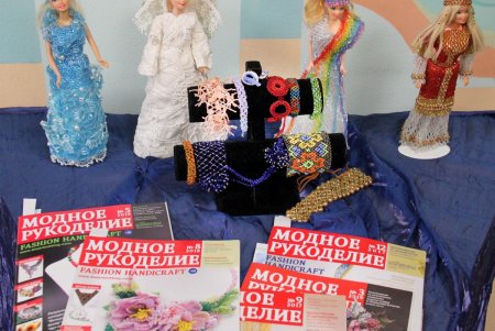 Одесситы могут увидеть, как танцуют бусинки-жемчужинки в руках мастериц: в библиотеке открылась выставка украшений (фоторепортаж)