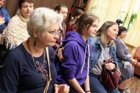 Одесситы могут увидеть, как танцуют бусинки-жемчужинки в руках мастериц: в библиотеке открылась выставка украшений (фоторепортаж)