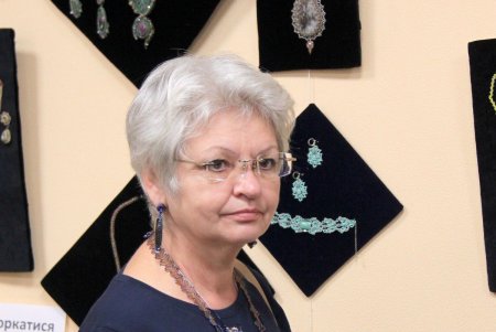 Одесситы могут увидеть, как танцуют бусинки-жемчужинки в руках мастериц: в библиотеке открылась выставка украшений (фоторепортаж)