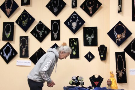 Одесситы могут увидеть, как танцуют бусинки-жемчужинки в руках мастериц: в библиотеке открылась выставка украшений (фоторепортаж)