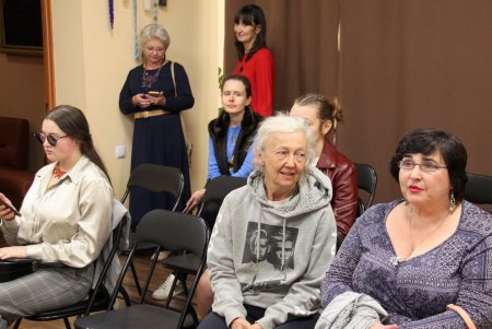 Одесситы могут увидеть, как танцуют бусинки-жемчужинки в руках мастериц: в библиотеке открылась выставка украшений (фоторепортаж)