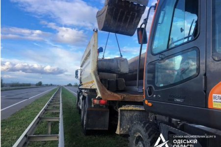 С дорог государственного значения Одесской области демонтируют препятствия, появившиеся с начала полномасштабной войны (фото)