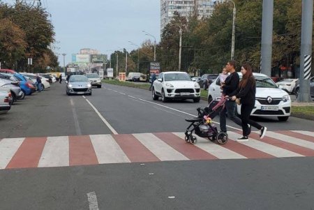 На Академика Глушко и Варненской нанесли дорожную разметку (фото)