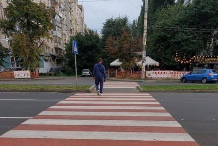 На Академика Глушко и Варненской нанесли дорожную разметку (фото)