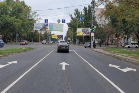 На Академика Глушко и Варненской нанесли дорожную разметку (фото)