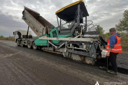На приграничной с Молдовой трассе дорожники укладывают выравнивающий слой покрытия
