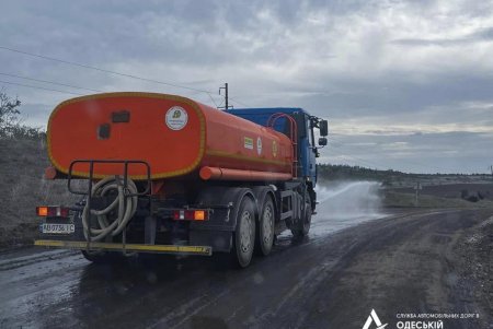 На приграничной с Молдовой трассе дорожники укладывают выравнивающий слой покрытия
