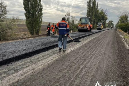 На приграничной с Молдовой трассе дорожники укладывают выравнивающий слой покрытия