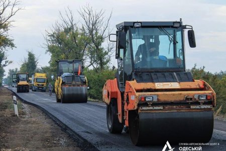 На приграничной с Молдовой трассе дорожники укладывают выравнивающий слой покрытия