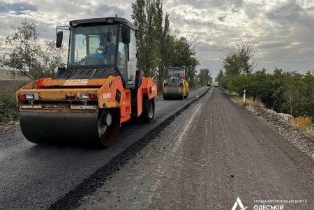 На приграничной с Молдовой трассе дорожники укладывают выравнивающий слой покрытия