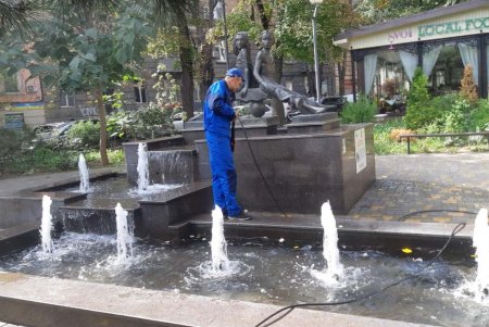 В Приморском районе коммунальщики помыли памятники и привели в порядок территории бюветов (фото)