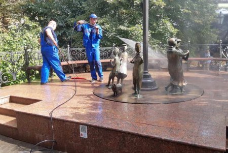 В Приморском районе коммунальщики помыли памятники и привели в порядок территории бюветов (фото)