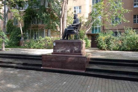 В Приморском районе коммунальщики помыли памятники и привели в порядок территории бюветов (фото)