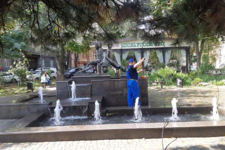 В Приморском районе коммунальщики помыли памятники и привели в порядок территории бюветов (фото)