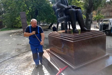В Приморском районе коммунальщики помыли памятники и привели в порядок территории бюветов (фото)