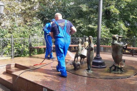 В Приморском районе коммунальщики помыли памятники и привели в порядок территории бюветов (фото)