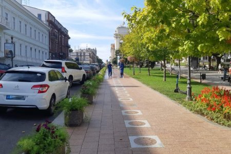 В Приморском районе коммунальщики помыли памятники и привели в порядок территории бюветов (фото)
