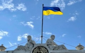 На Думской площади торжественно подняли Флаг города (видео)
