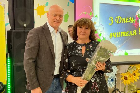 Мэр Одессы в честь праздника вручил педагогам грамоты и награды (фото)