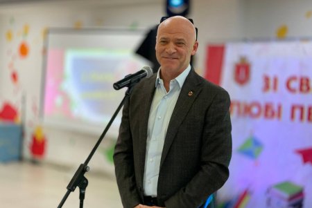 Мэр Одессы в честь праздника вручил педагогам грамоты и награды (фото)