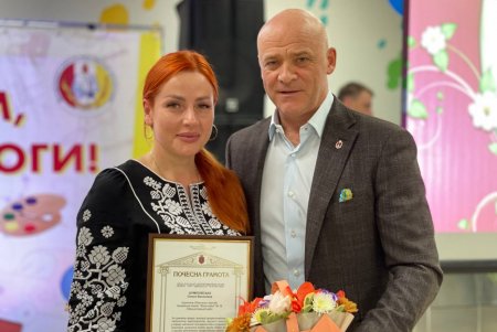 Мэр Одессы в честь праздника вручил педагогам грамоты и награды (фото)