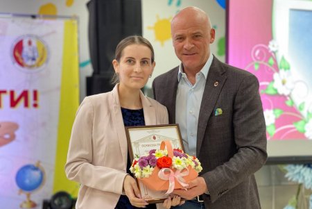 Мэр Одессы в честь праздника вручил педагогам грамоты и награды (фото)