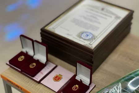 Мэр Одессы в честь праздника вручил педагогам грамоты и награды (фото)