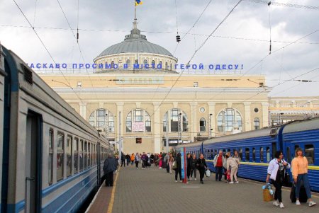 Одесский железнодорожный вокзал стал гостеприимным домом для 210 тысяч беженцев (фоторепортаж)