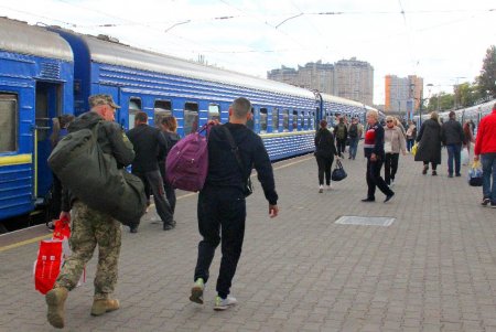 Одесский железнодорожный вокзал стал гостеприимным домом для 210 тысяч беженцев (фоторепортаж)