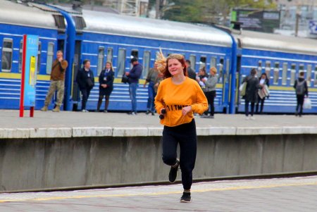Одесский железнодорожный вокзал стал гостеприимным домом для 210 тысяч беженцев (фоторепортаж)
