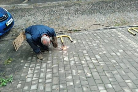 В Приморском районе города коммунальщики освобождают улицы от самовольно установленных юнипаркеров и «лежачих полицейских» (фото)