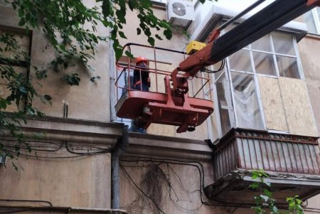 Одесситы продолжают помогать жителям Николаева ликвидировать последствия артобстрелов и подготовиться к холодам (фото)