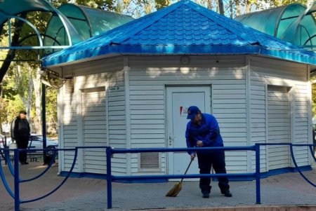 В Малиновском районе коммунальщики привели в порядок памятники и территории бюветов (фото)