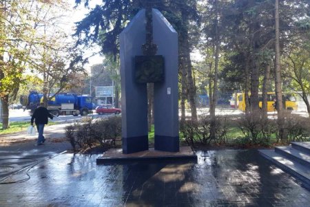 В Малиновском районе коммунальщики привели в порядок памятники и территории бюветов (фото)