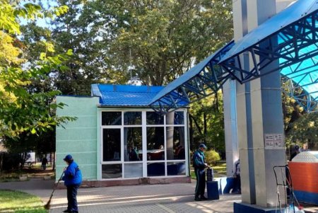 В Малиновском районе коммунальщики привели в порядок памятники и территории бюветов (фото)
