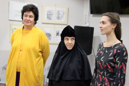 Во Всемирном клубе одесситов открылась выставка работ талантливой студентки семинарии (фоторепортаж)