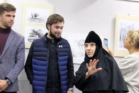 Во Всемирном клубе одесситов открылась выставка работ талантливой студентки семинарии (фоторепортаж)