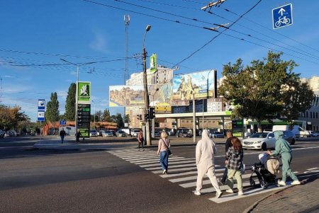 На улице Грушевского коммунальщики нанесли дорожную разметку и обустроили велодорожки (фото)