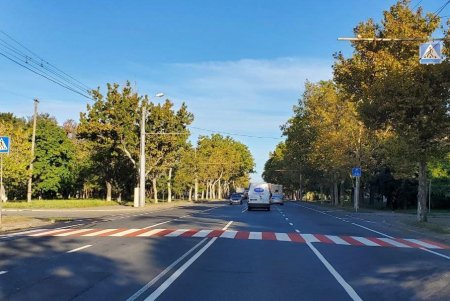 На улице Грушевского коммунальщики нанесли дорожную разметку и обустроили велодорожки (фото)