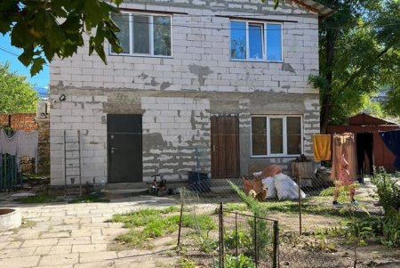 Горожанка самовольно построила двухэтажный дом в центре двора на Черноморского казачества и будет отвечать в суде (фото)