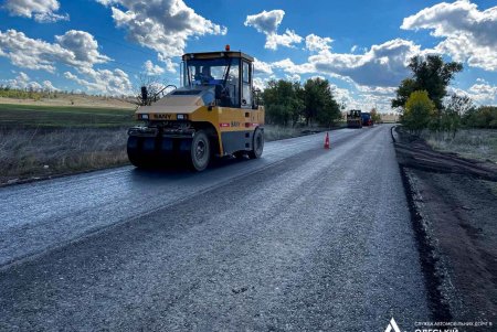 Завершается укладка выравнивающего слоя покрытия на трассе юга Бессарабии, ведущей к молдавской границе (фото)