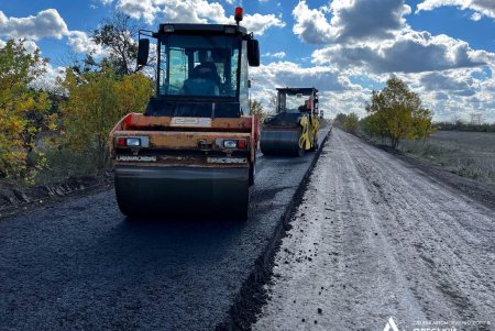 Завершается укладка выравнивающего слоя покрытия на трассе юга Бессарабии, ведущей к молдавской границе (фото)