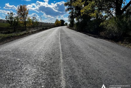 Завершается укладка выравнивающего слоя покрытия на трассе юга Бессарабии, ведущей к молдавской границе (фото)