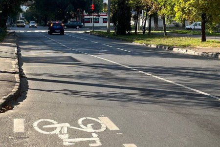 На улице Ильфа и Петрова дорожные специалисты обустроили новую велодорожку (фото)
