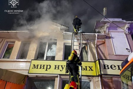 Из горящего здания на «Привозе» пожарные эвакуировали девять человек (фото, видео)