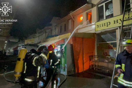 Из горящего здания на «Привозе» пожарные эвакуировали девять человек (фото, видео)