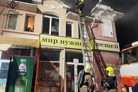 Из горящего здания на «Привозе» пожарные эвакуировали девять человек (фото, видео)