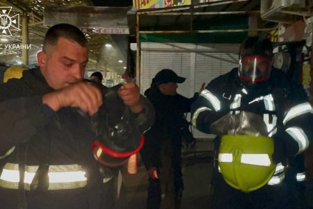 Из горящего здания на «Привозе» пожарные эвакуировали девять человек (фото, видео)