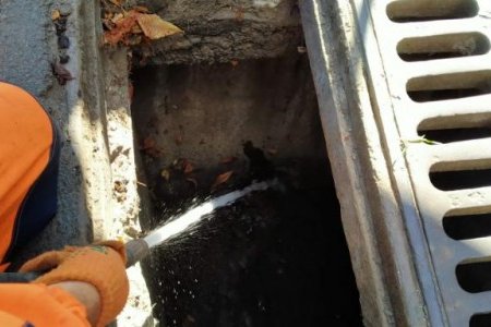 С начала осени в Одессе отремонтировали 45 дождеприемных колодцев (фото)